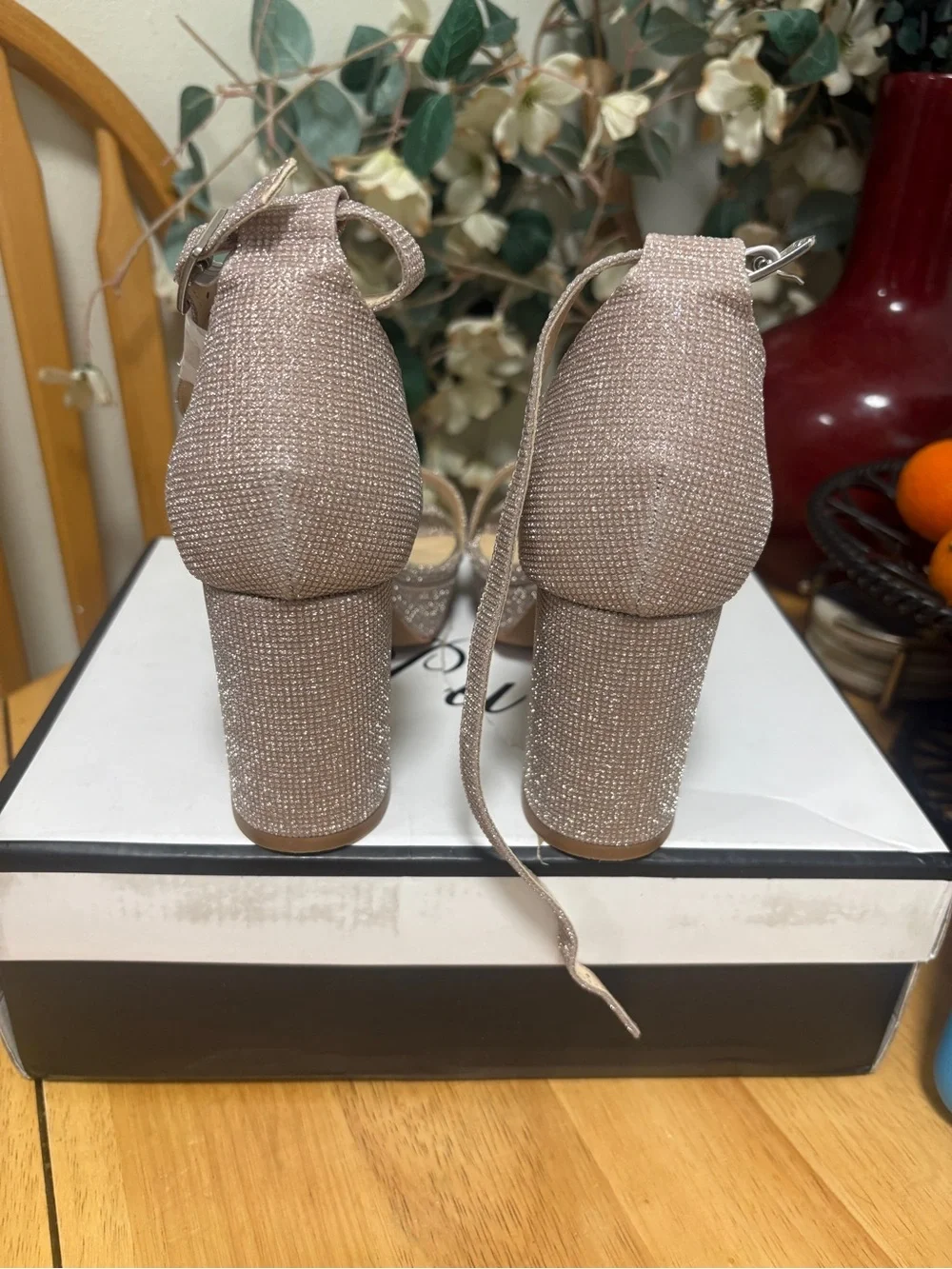 PUTU Womens Dress Shoes, Block Heel, Ankle Strap, Open Toe Gold Sparkle Size 8.5